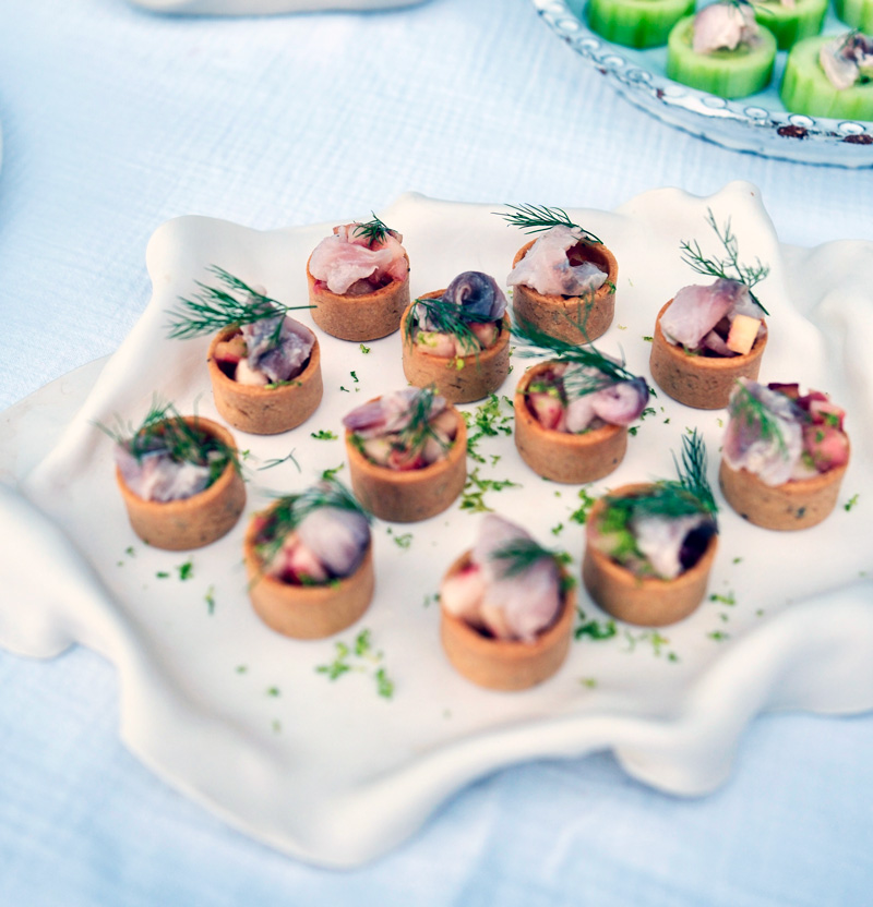 Tartelettes salées au poisson et herbes fraîches pour un buffet traiteur d’entreprise