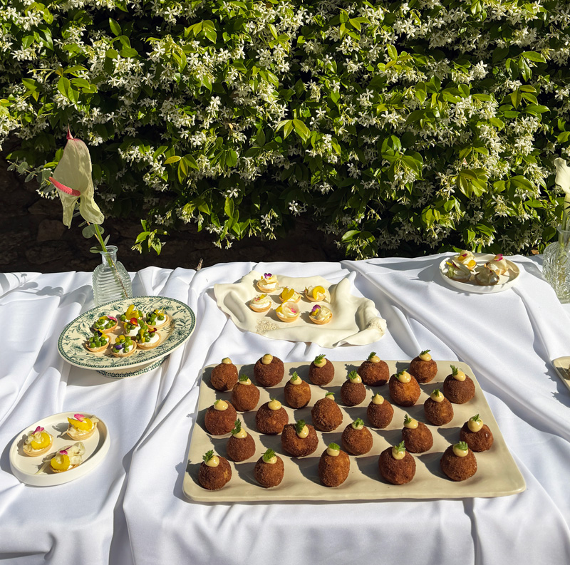 Buffet d’entreprise en extérieur avec bouchées variées et créations culinaires à partager