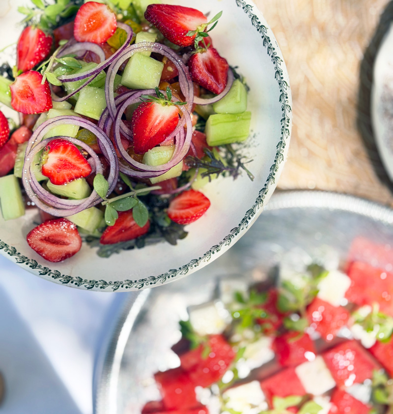 Salade fraîche aux fraises, concombre et oignon rouge pour un buffet professionnel de saison