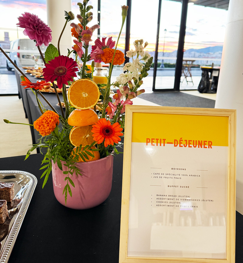 Buffet petit-déjeuner avec scénographie florale pour un séminaire ou événement d’entreprise