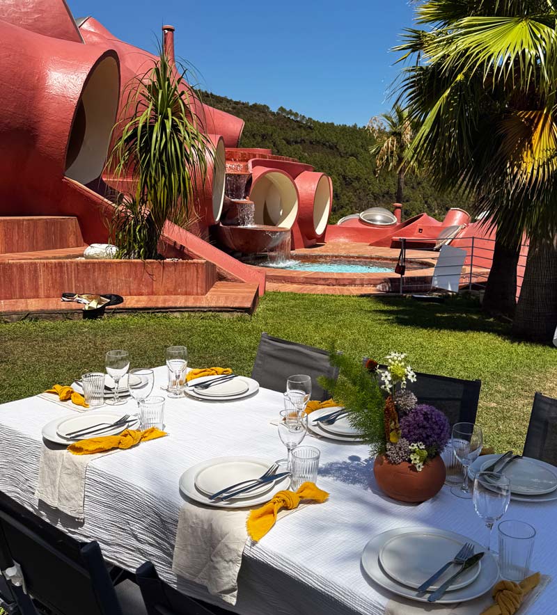Table dressée en extérieur dans un lieu d’exception pour un catering de shooting mode et luxe