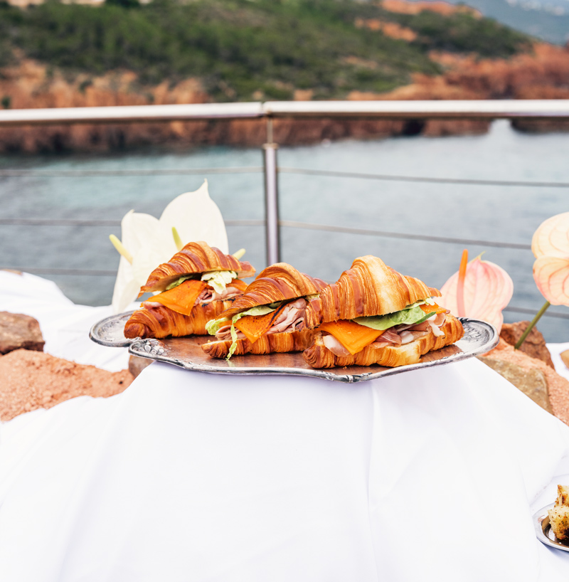 Croissants garnis servis sur plateau pour une prestation de brunch à domicile La Dame Bleue