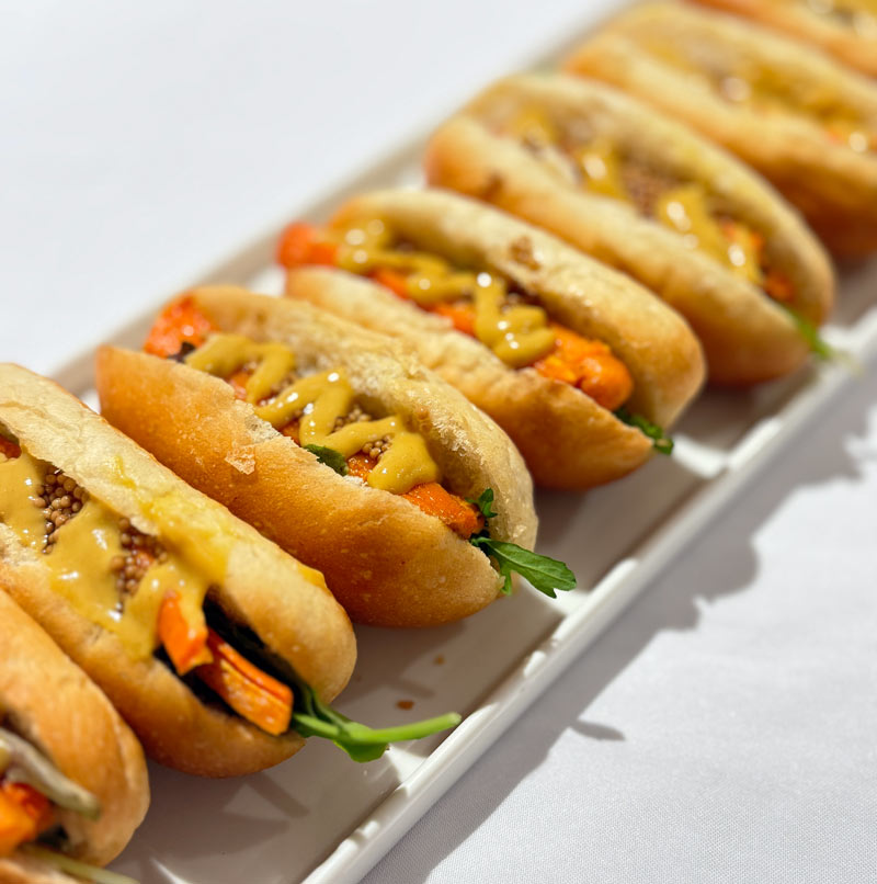 Petits sandwichs garnis aux légumes préparés pour une formule de brunch en livraison