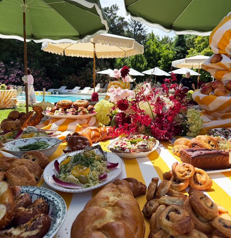 Croissants garnis servis sur plateau pour une prestation de brunch à domicile La Dame Bleue