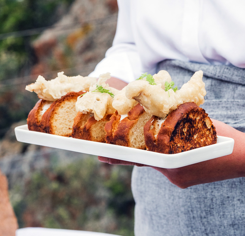Tartines gourmandes servies sur plateau lors d’un brunch préparé par La Dame Bleue