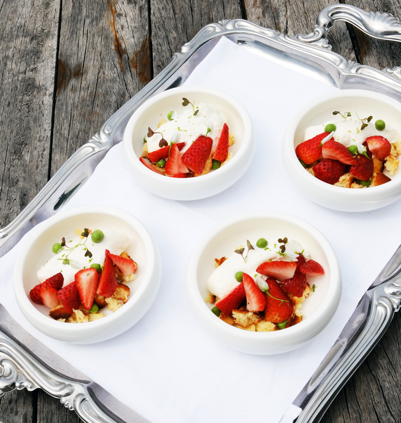 Coupelles gourmandes aux fraises fraîches et crème servies lors d’un brunch