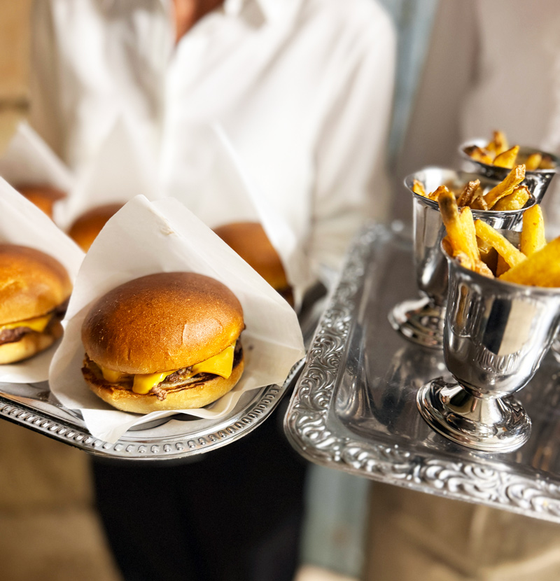 Mini burgers et frites maison servis sur plateaux pour une prestation brunch La Dame Bleue