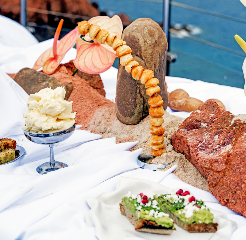 Buffet brunch scénographié avec pains, tartines, créations salées et produits à partager