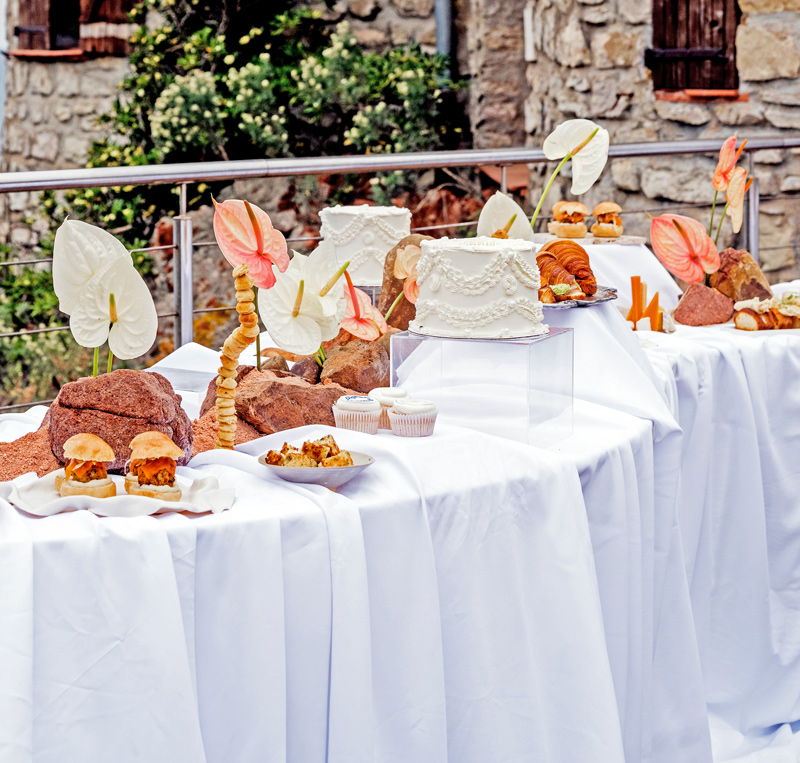 Buffet brunch scénographié avec pâtisseries, viennoiseries et créations salées en extérieur