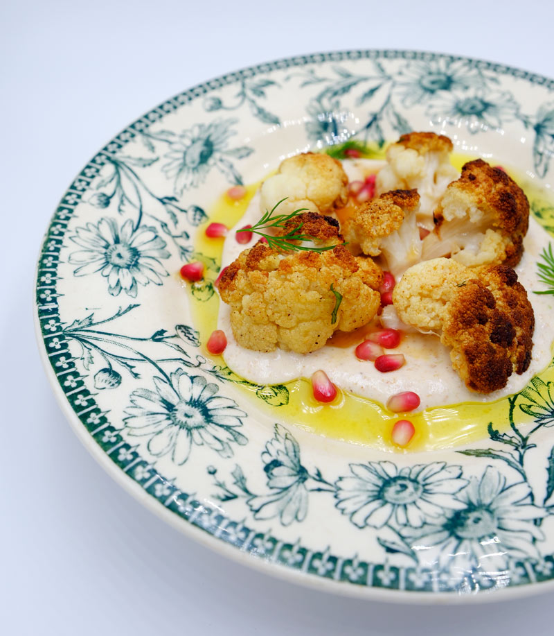 Chou-fleur rôti, sauce crémeuse et grenade servi à l’assiette par La Dame Bleue