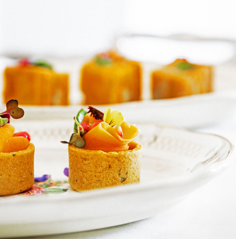 Tartelettes végétales aux légumes de saison et fleurs comestibles pour une réception à domicile