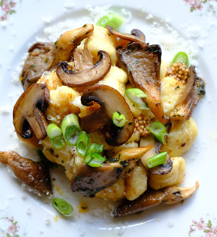 Gnocchis aux champignons poêlés et herbes fraîches servis par un chef à domicile