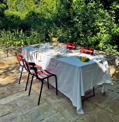 Table dressée en extérieur pour un dîner privé avec service de traiteur à domicile