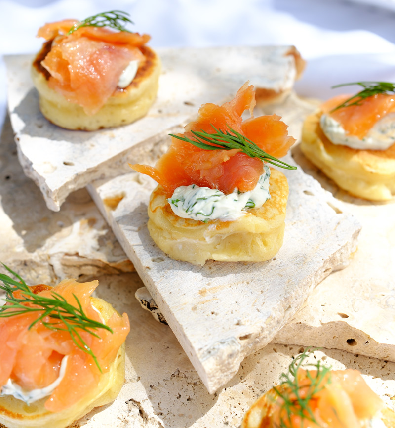 Bouchées au saumon fumé, crème aux herbes et aneth pour une prestation traiteur à domicile