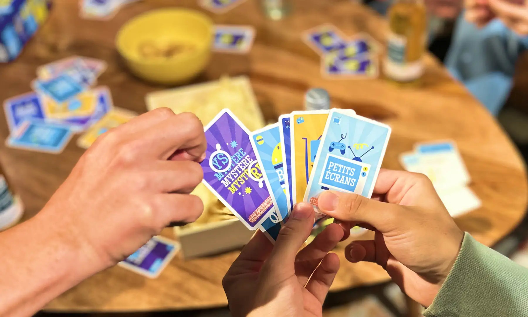 Une partie de jeu de société avec de la nourriture traiteur et des boissons