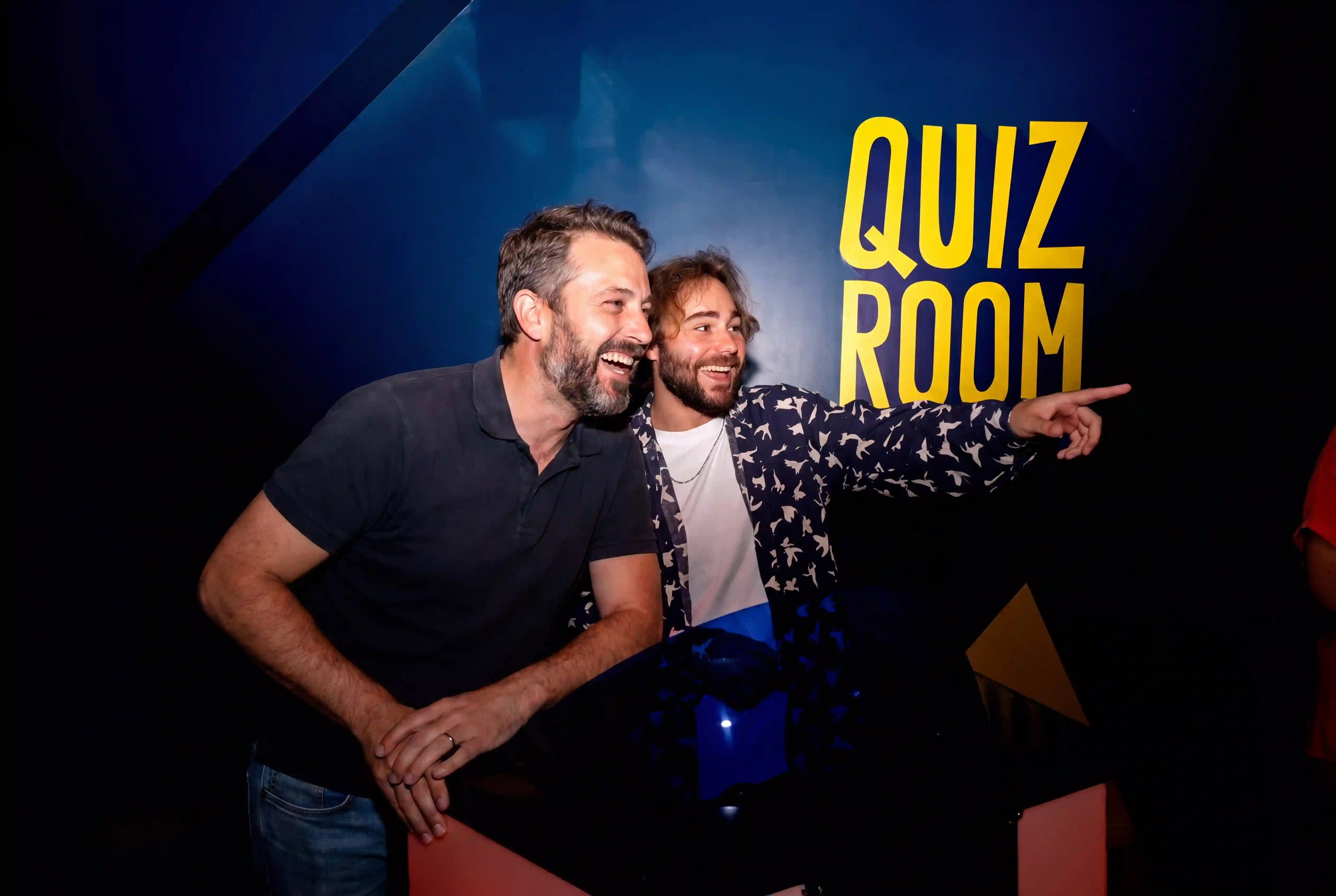 Deux enfants qui jouent chez Quiz Room