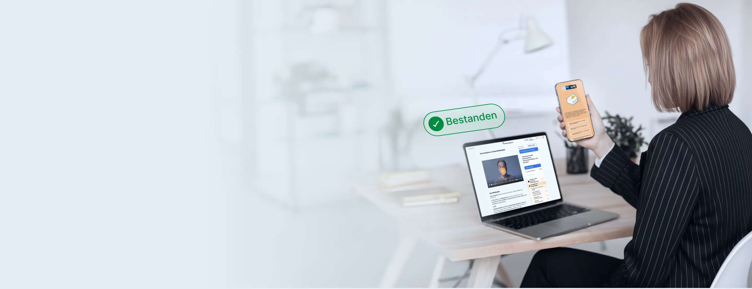 Frau mit Laptop und Handy