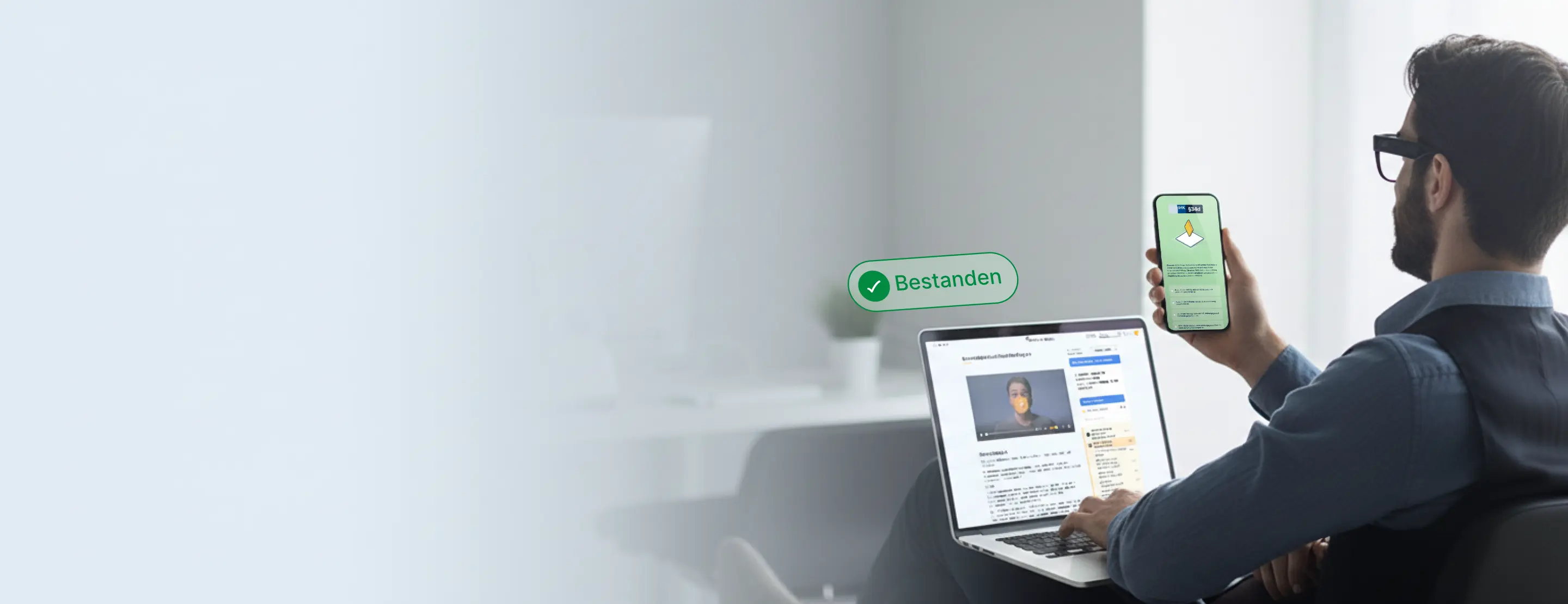 Mann mit Laptop und Handy