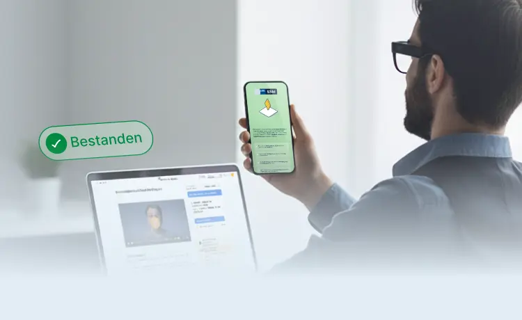 Mann mit Laptop und Handy