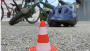 Fietsongeval met een pylon om het gebied af te zetten