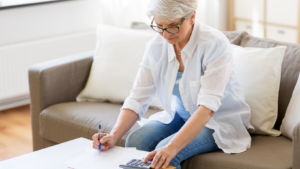 Vrouw op bank is administratie aan het doen