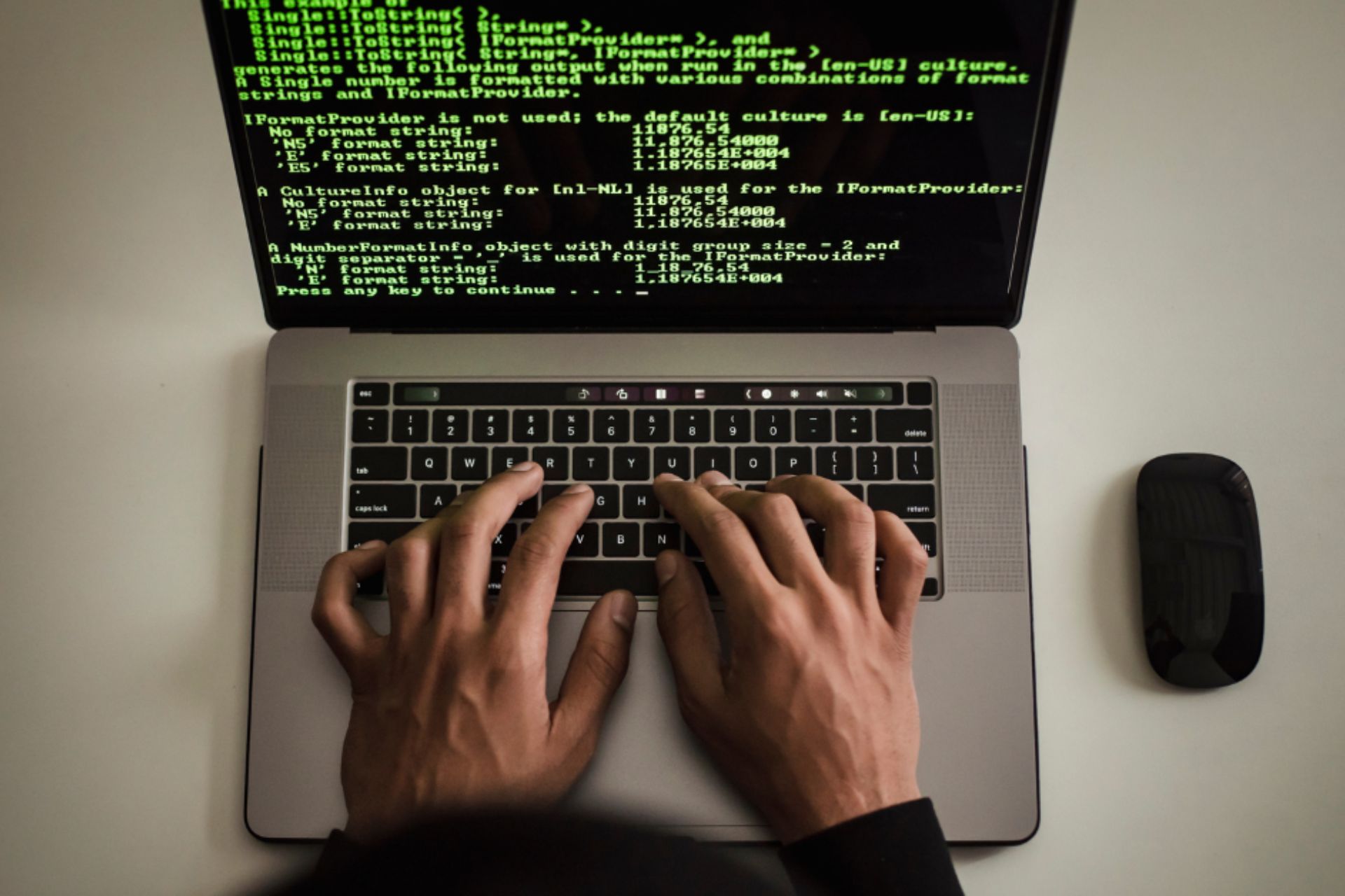 Typen op een laptop