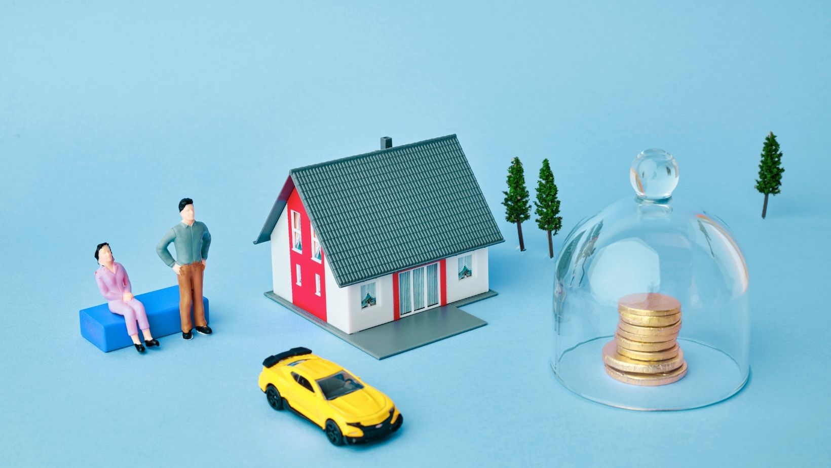 een huis met auto's, twee mensen en een geldstapel