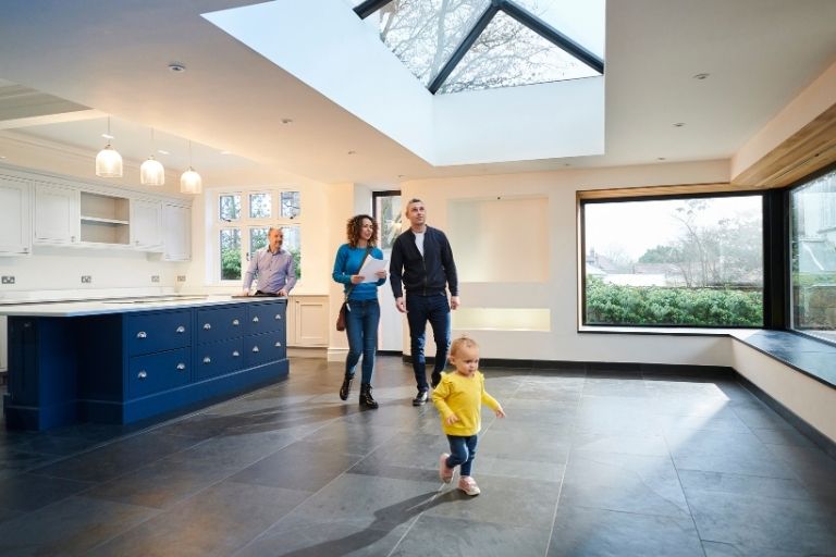 mensen bezichtigen huis met kind