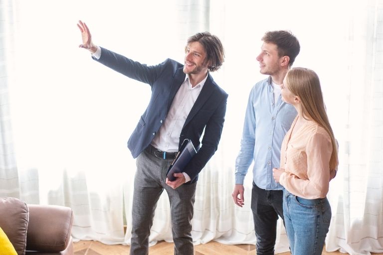 Makelaar in huis met mensen