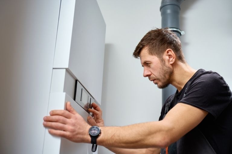 Installateur installeert iets