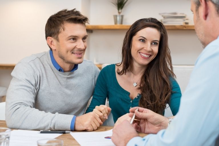 Man en vrouw in gesprek met man