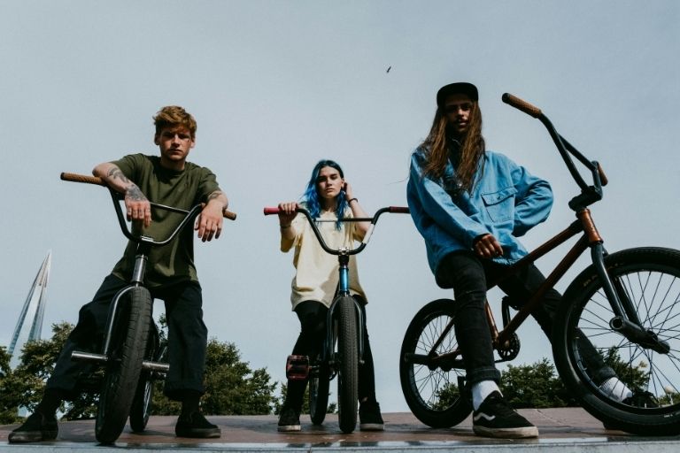 Drie kinderen op fietsen