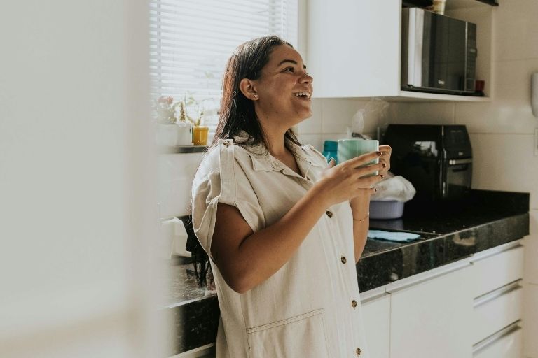 Vrouw in keuken met drinken