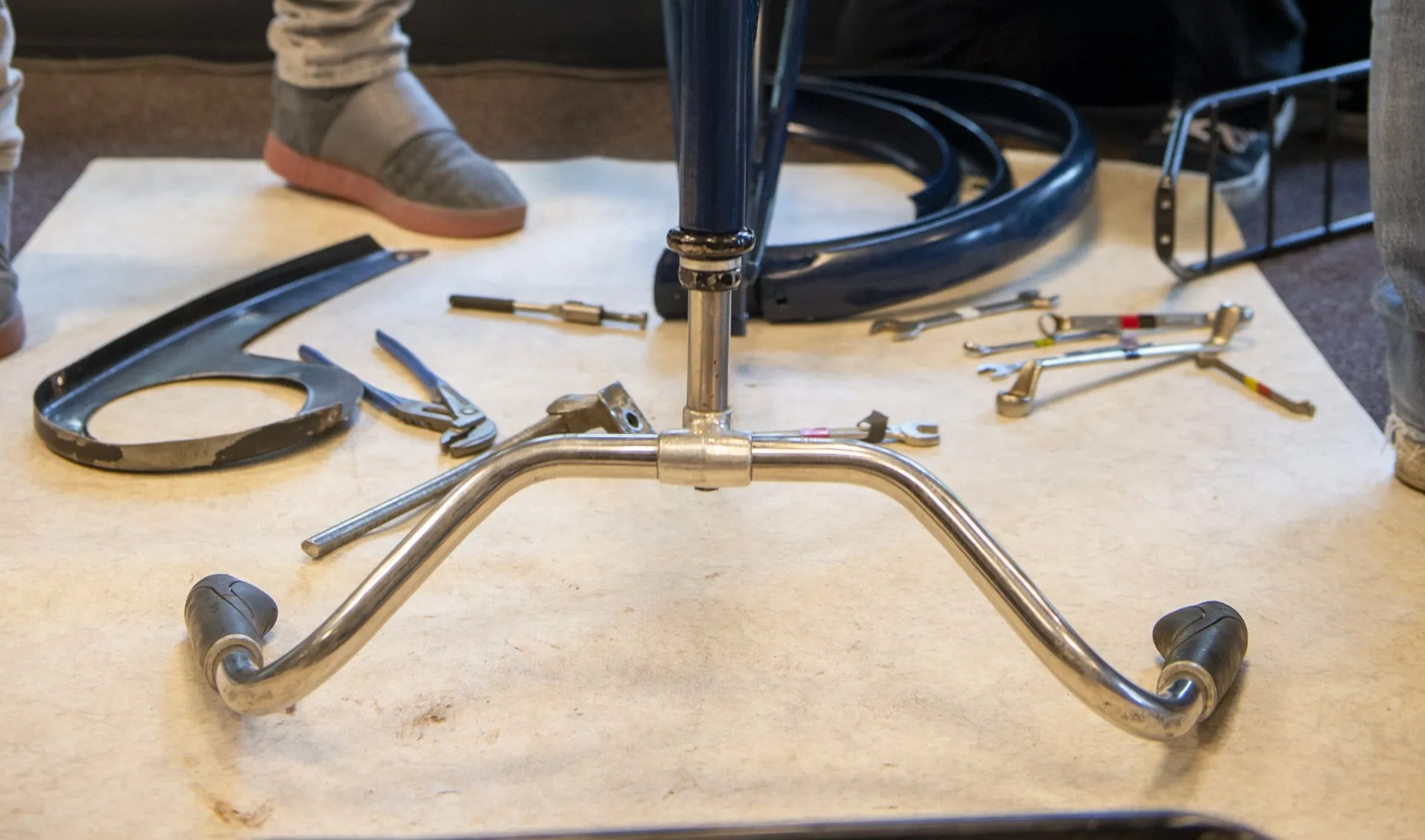 Onderdelen van een fiets liggen op een tafel