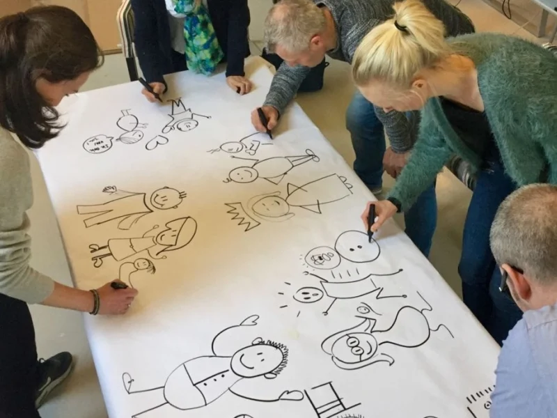 Groep mensen werkt samen aan een tekening