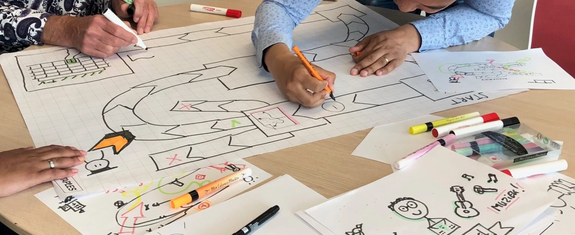 Iemand tekent een afbeelding tijdens de workshop Zakelijk Tekenen