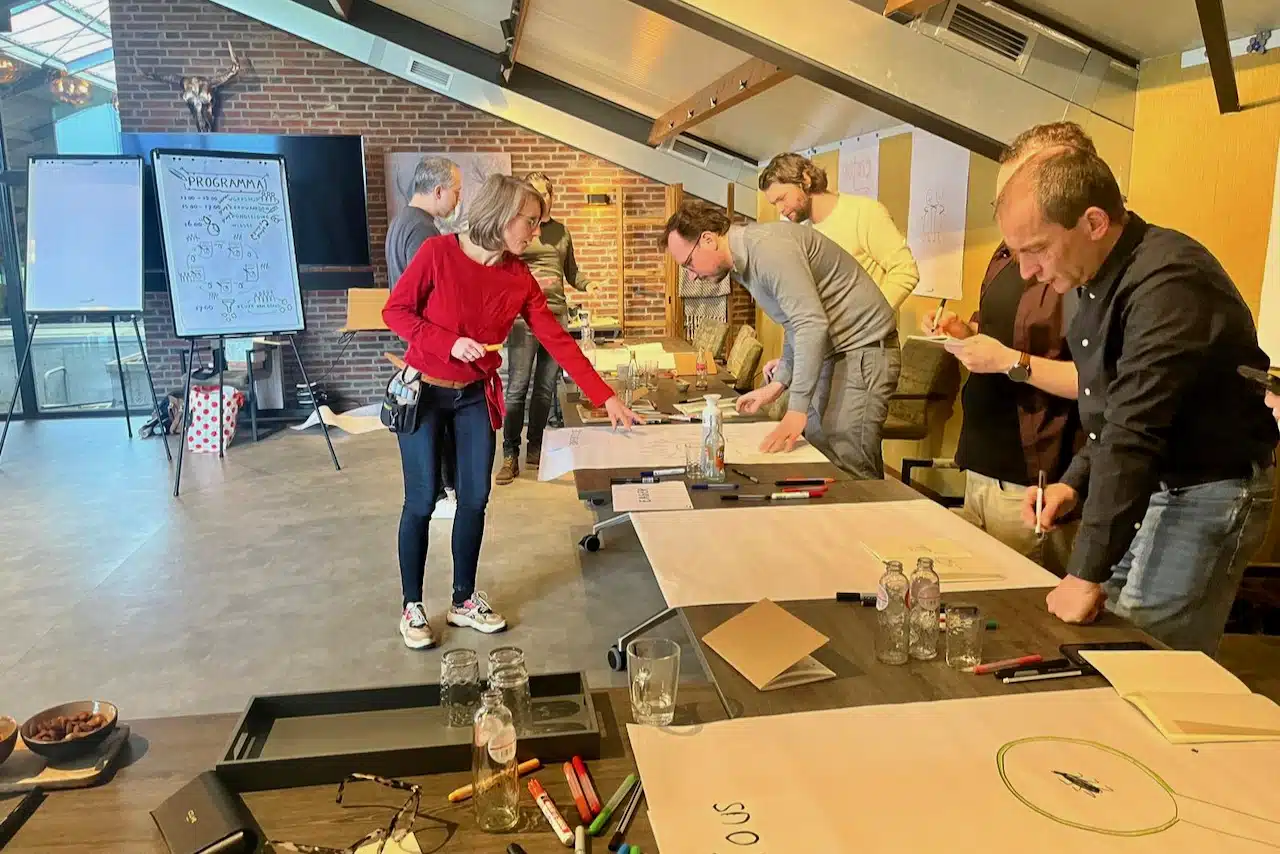 Instructeur geeft uitleg aan groep mensen over Estafette Tekenen