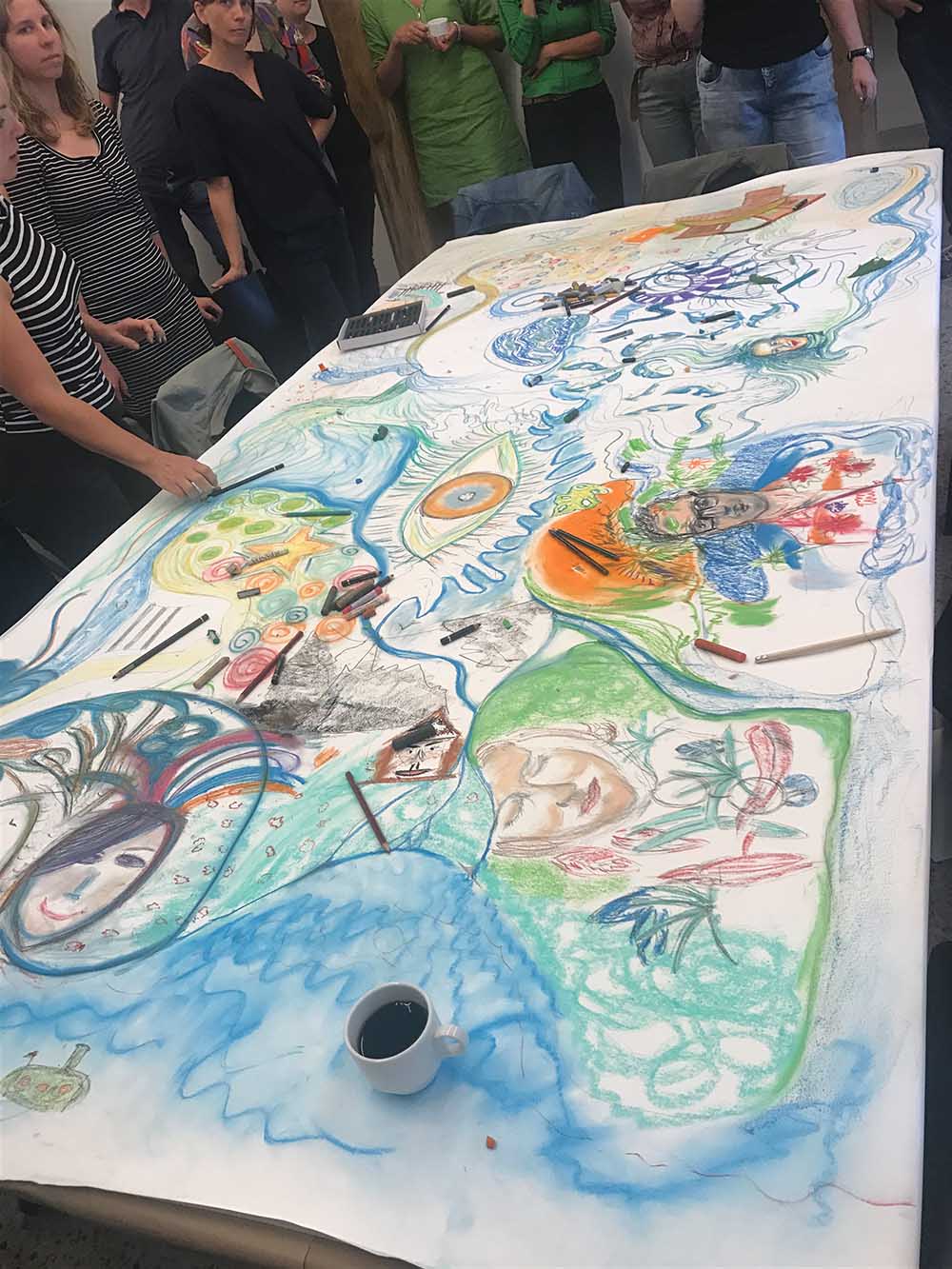 Groot kunstwerk door verschillende mensen gemaakt