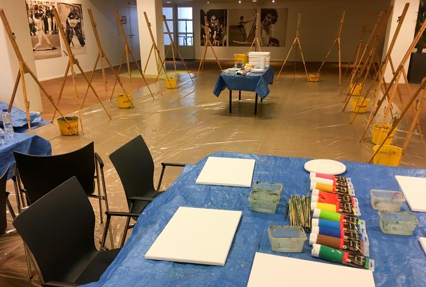 teken- en schilderspullen liggen klaar in vergaderruimte voor Estafette Tekenen