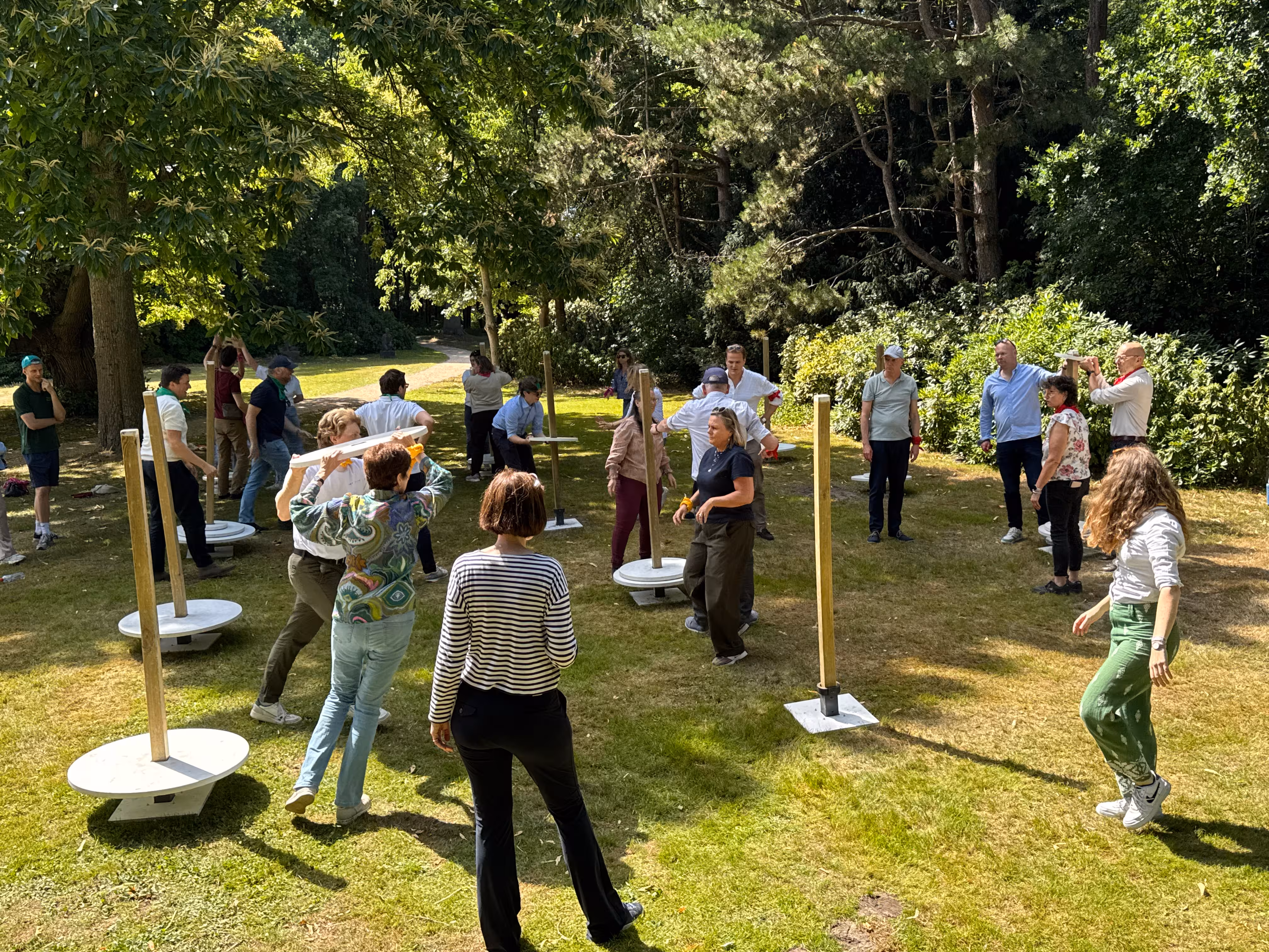 Verschillende groepen proberen een toren te bouwen van witte schijven tijdens de Expeditie Robinson