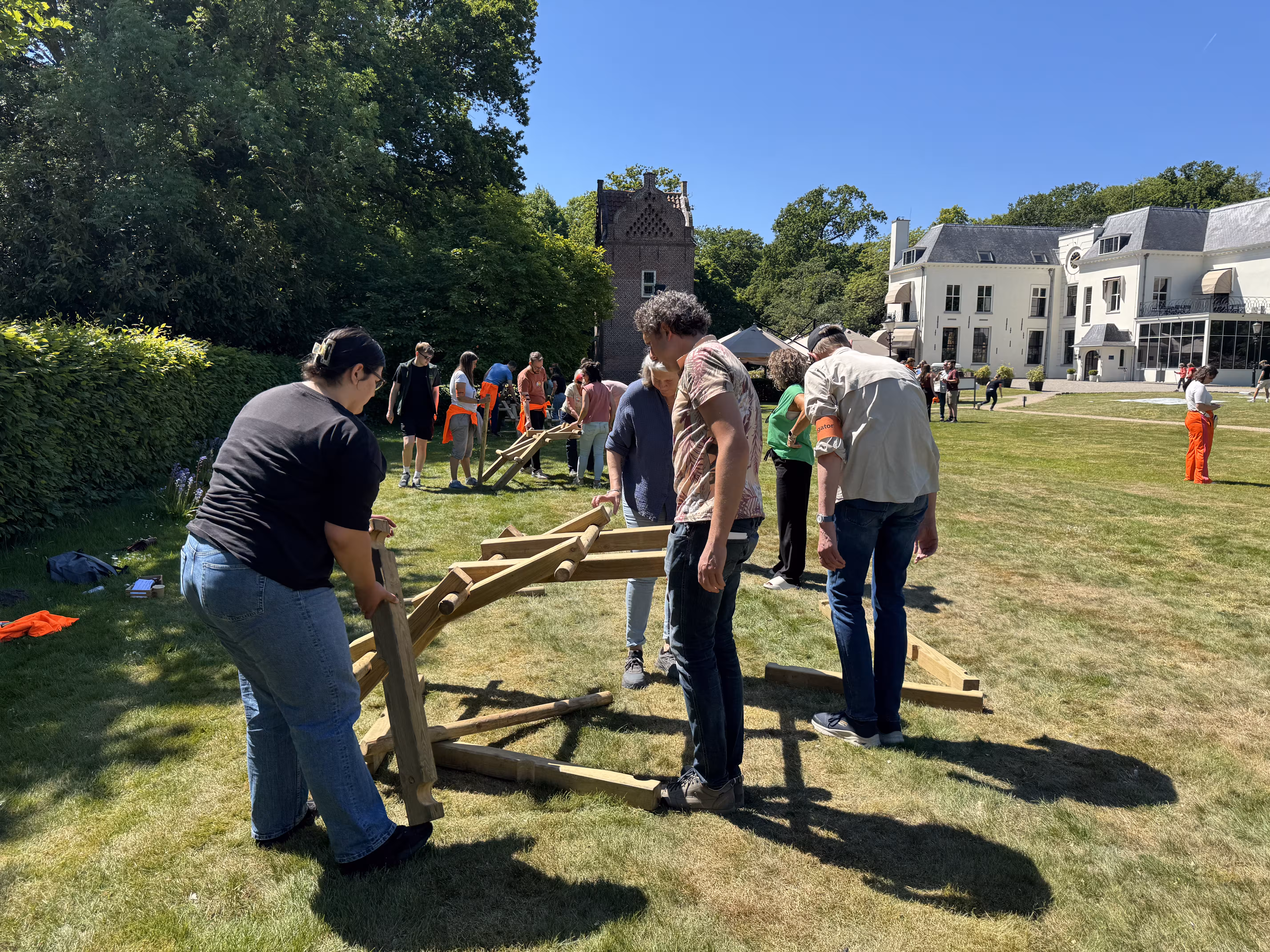 Op het grasveld bij Landgoed Te Werve wordt een brug gebouwd tijdens de Expeditie Robinson
