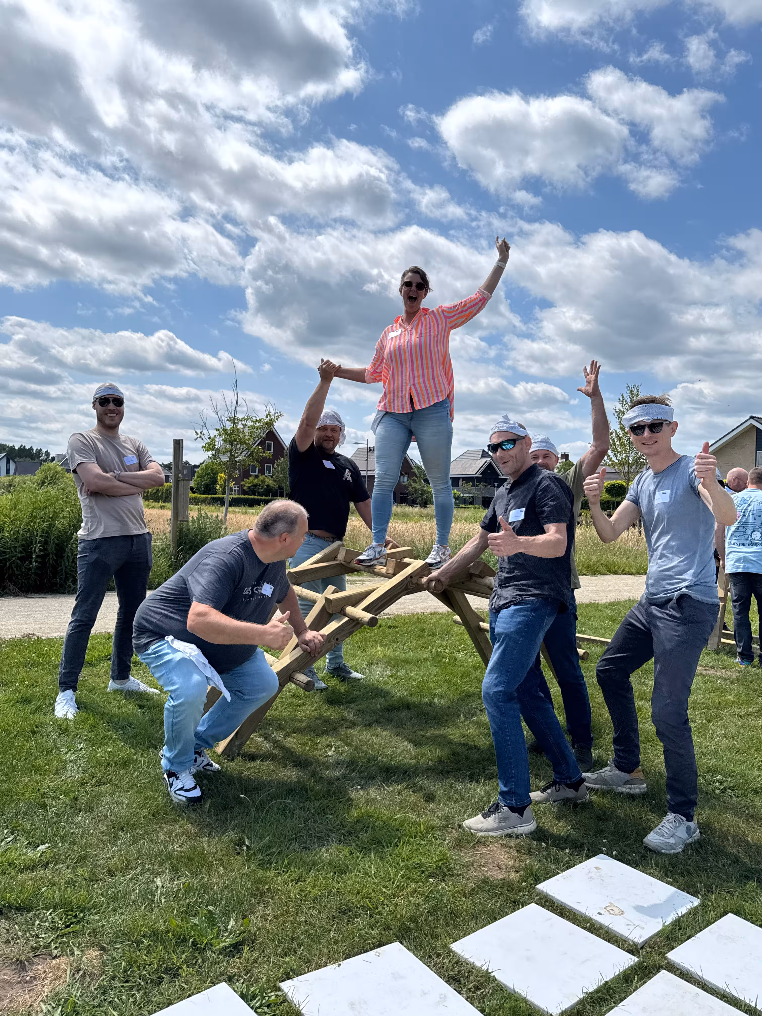 De brug is gebouwd tijdens de Expeditie Robinson. Een deelnemer staat bovenop de brug.
