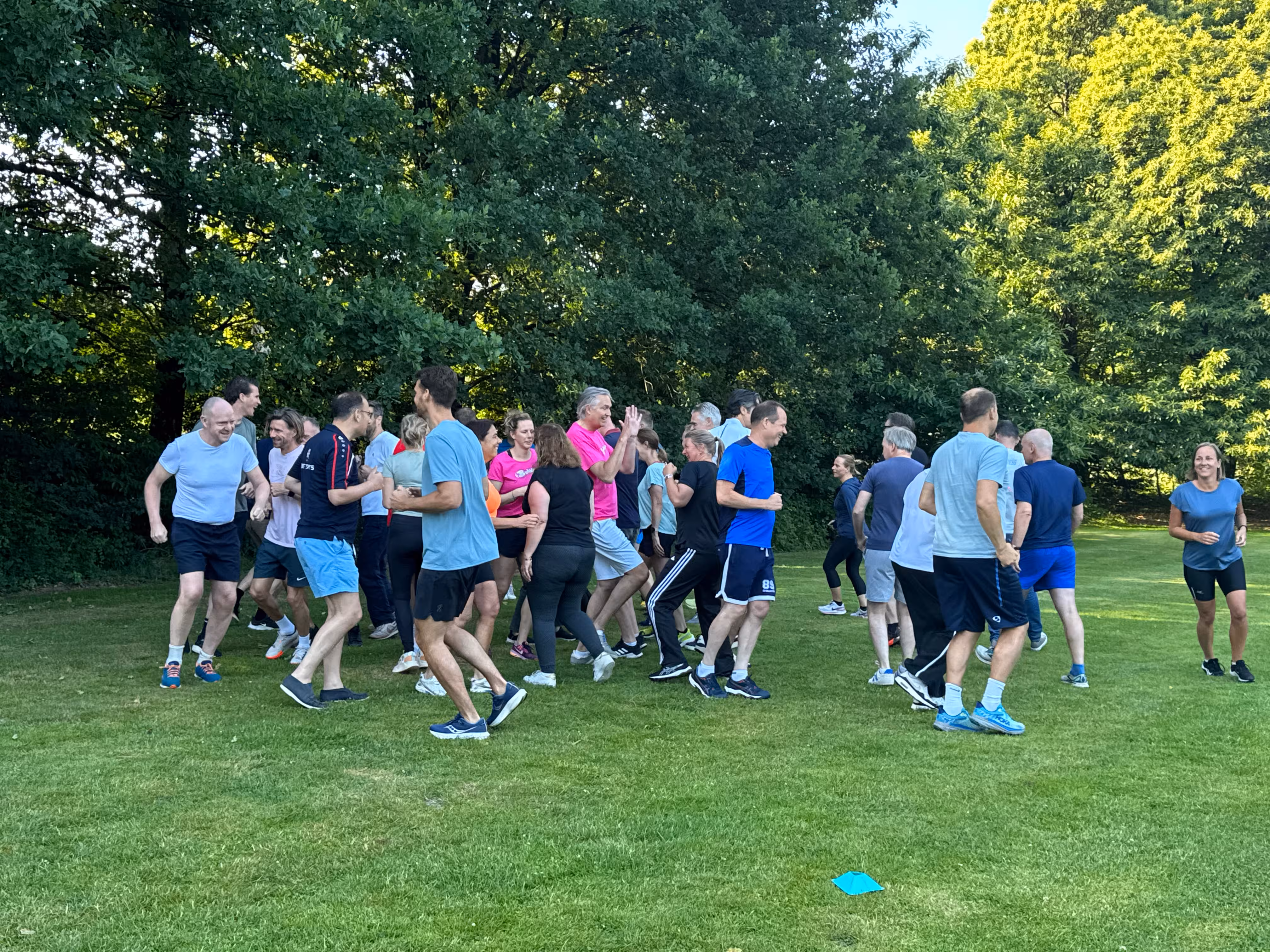 De deelnemers lopen op het grasveld door elkaar heen tijdens de boksclinic verzorgd door BuitenEvents