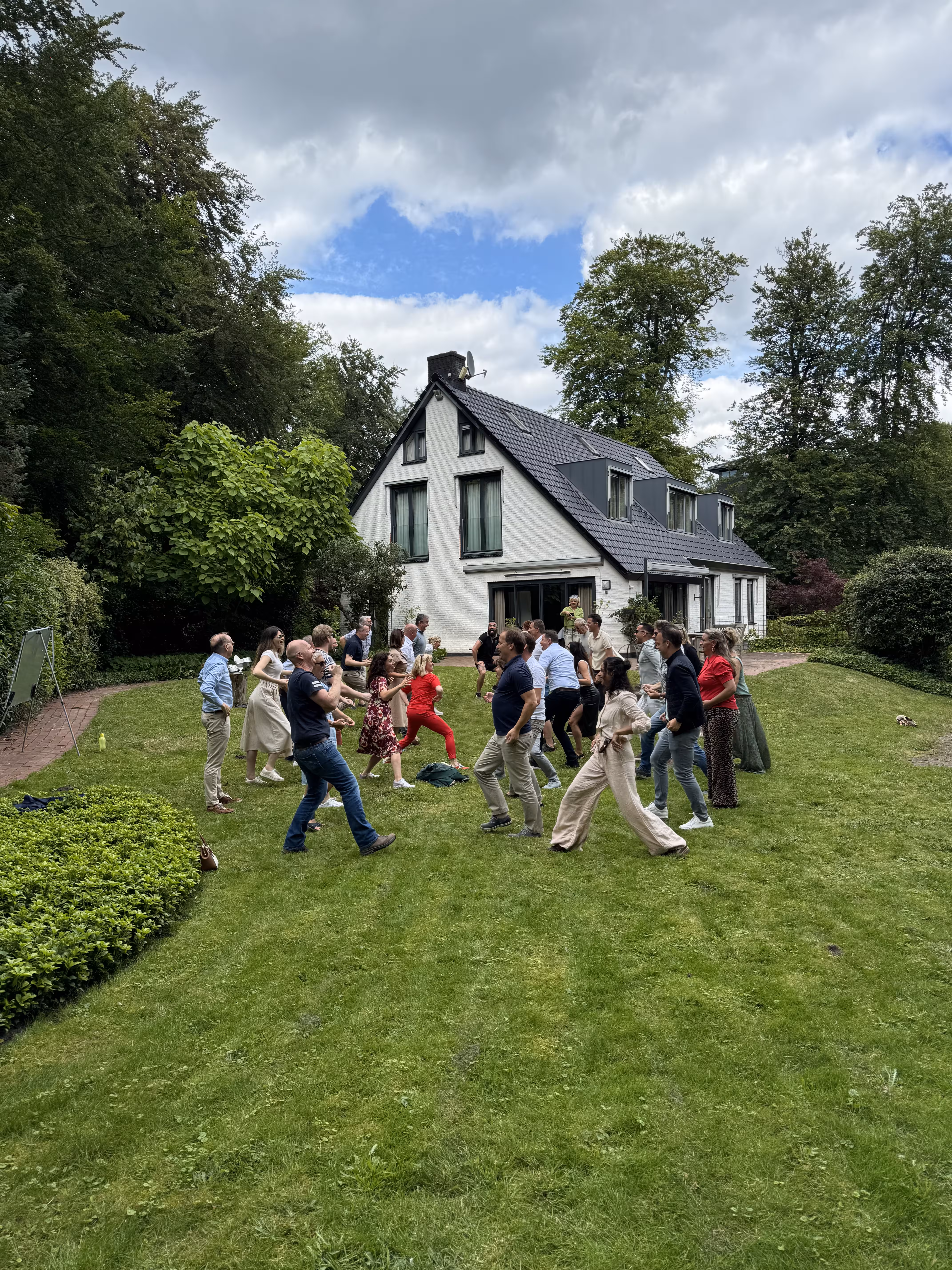 Voor een wit gebouw op een grasveld wordt een HAKA workshop verzorgd door BuitenEvents