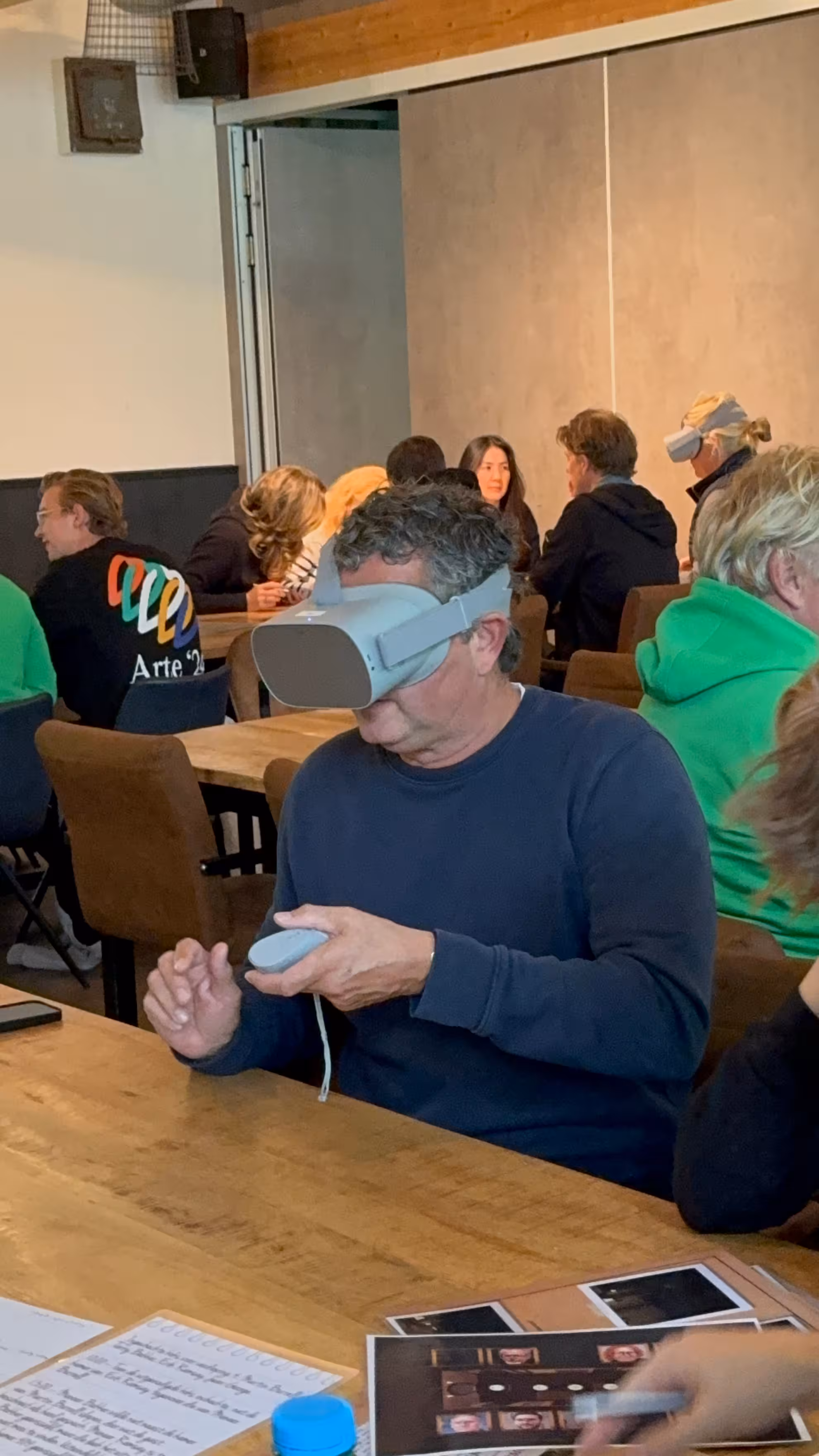 Een man draagt een VR bril tijdens het moordspel verzorgd door BuitenEvents