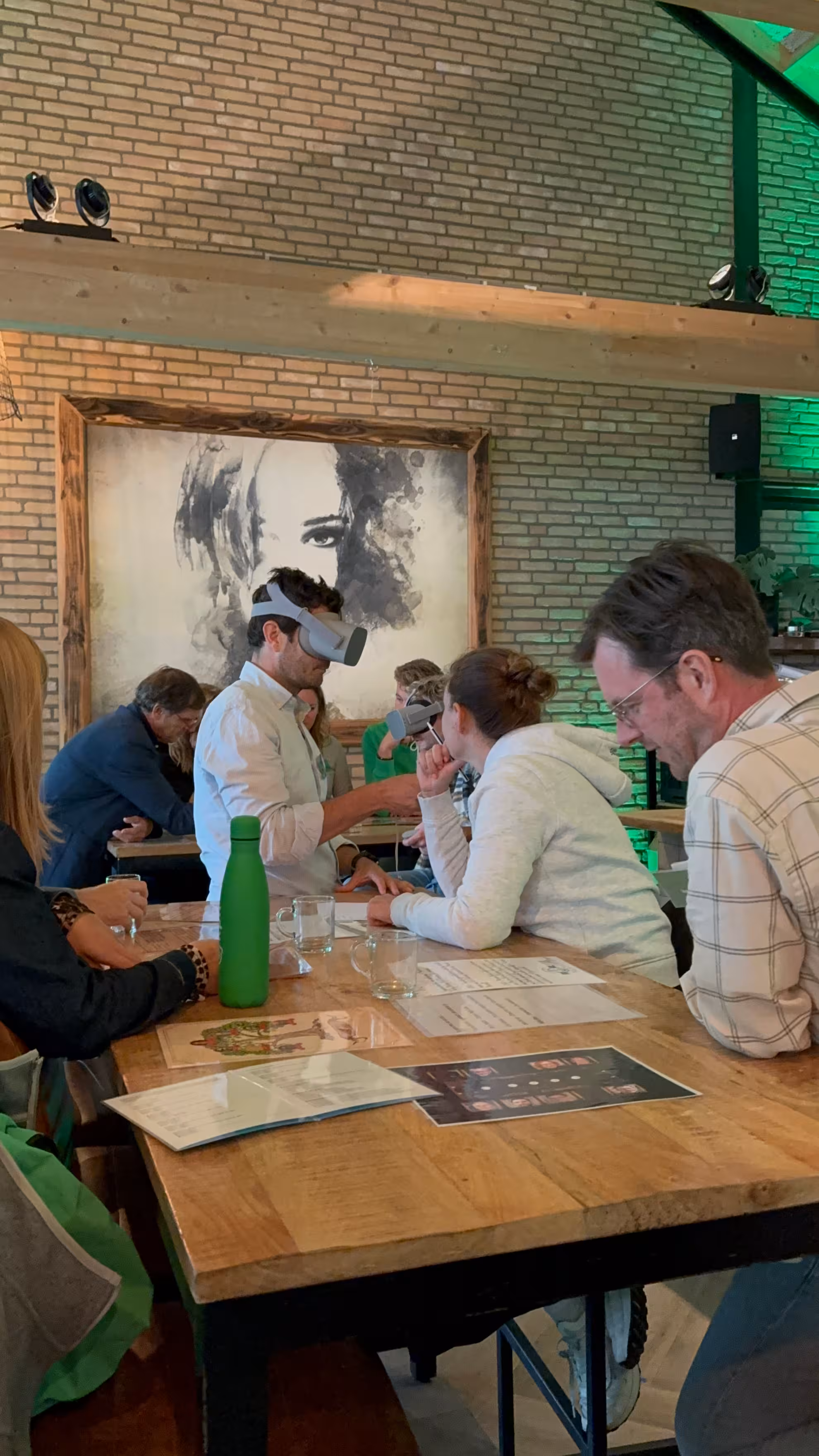 Een team neemt deel aan het moordspel en zitten aan tafel