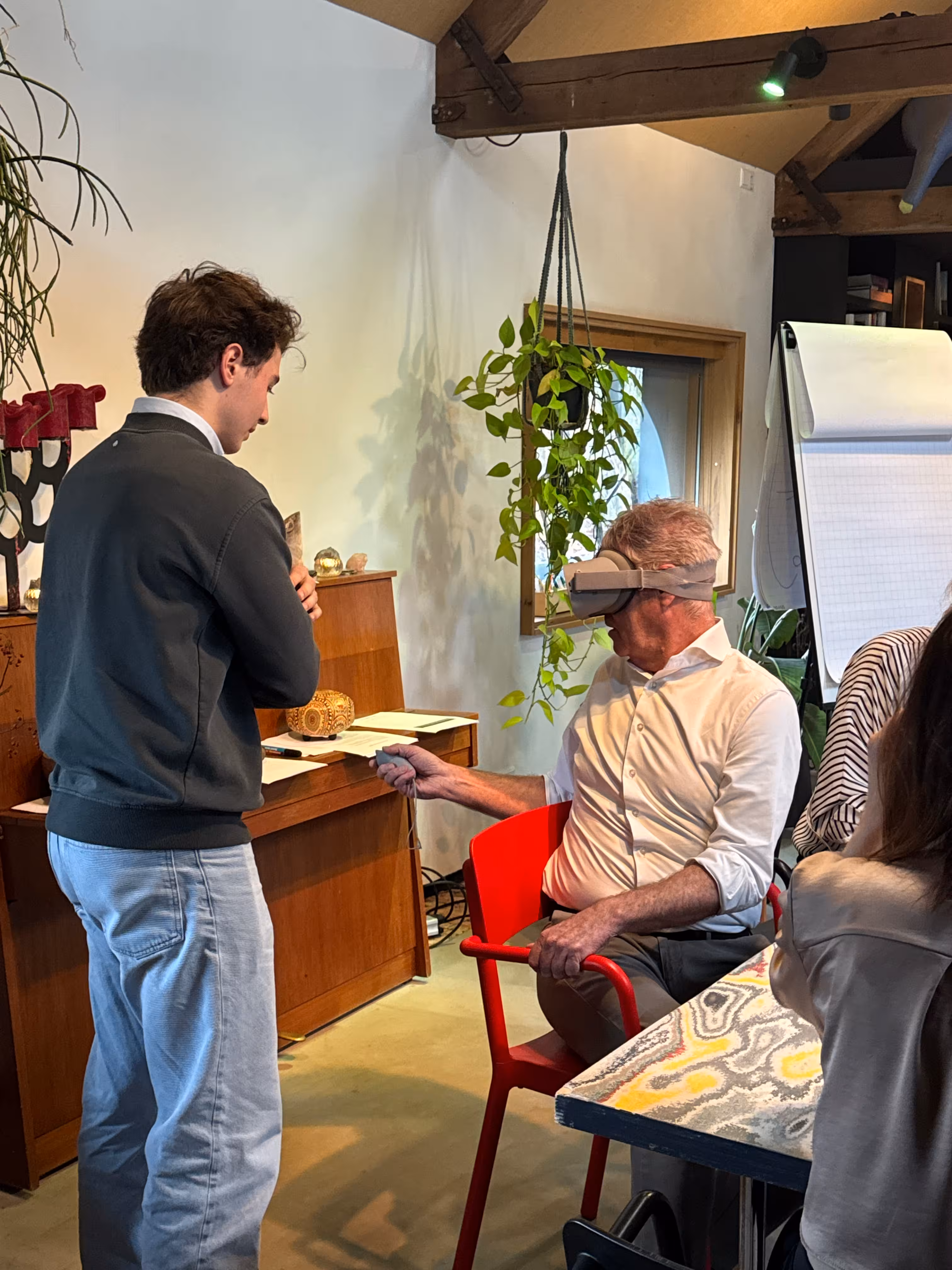 Een man zit aan tafel en probeert aanwijzingen te vinden tijdens het moordspel