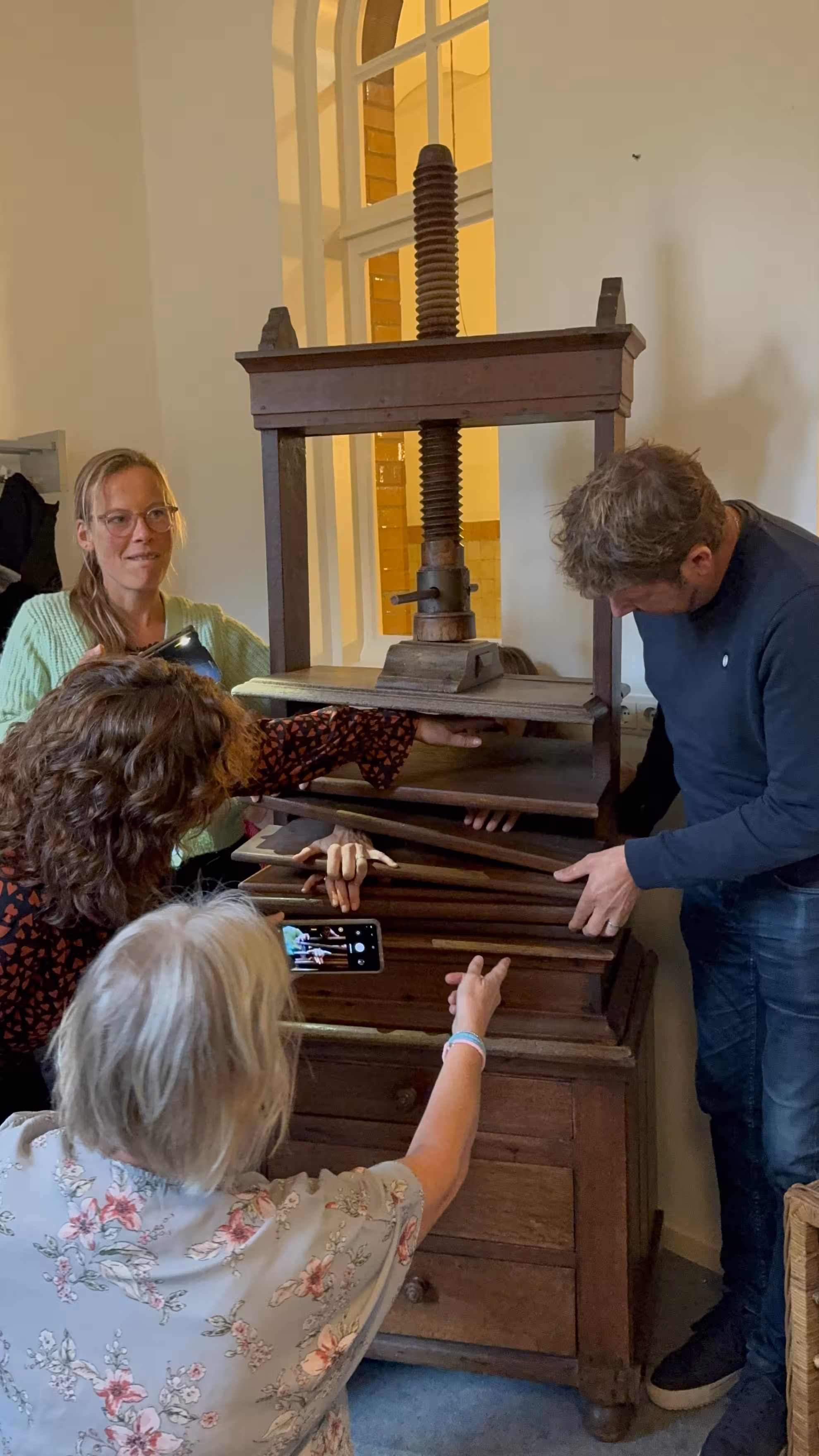 Er wordt een foto gemaakt van handen tussen een houten kast tijdens de workshop Het Perfecte Plaatje