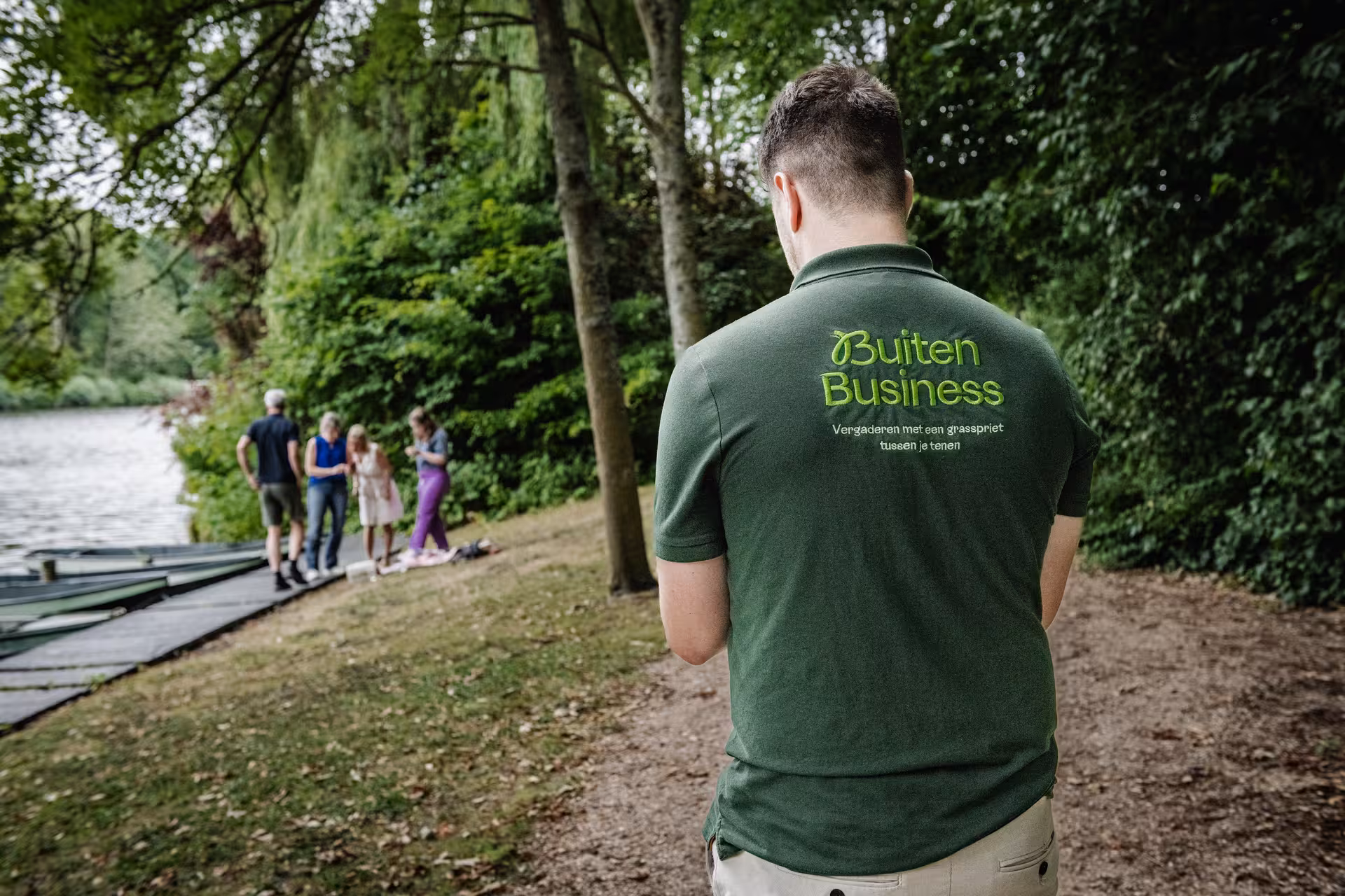 BuitenEvents instructeur kijkt naar de groep mensen die deelnemen aan Het Perfecte Plaatje