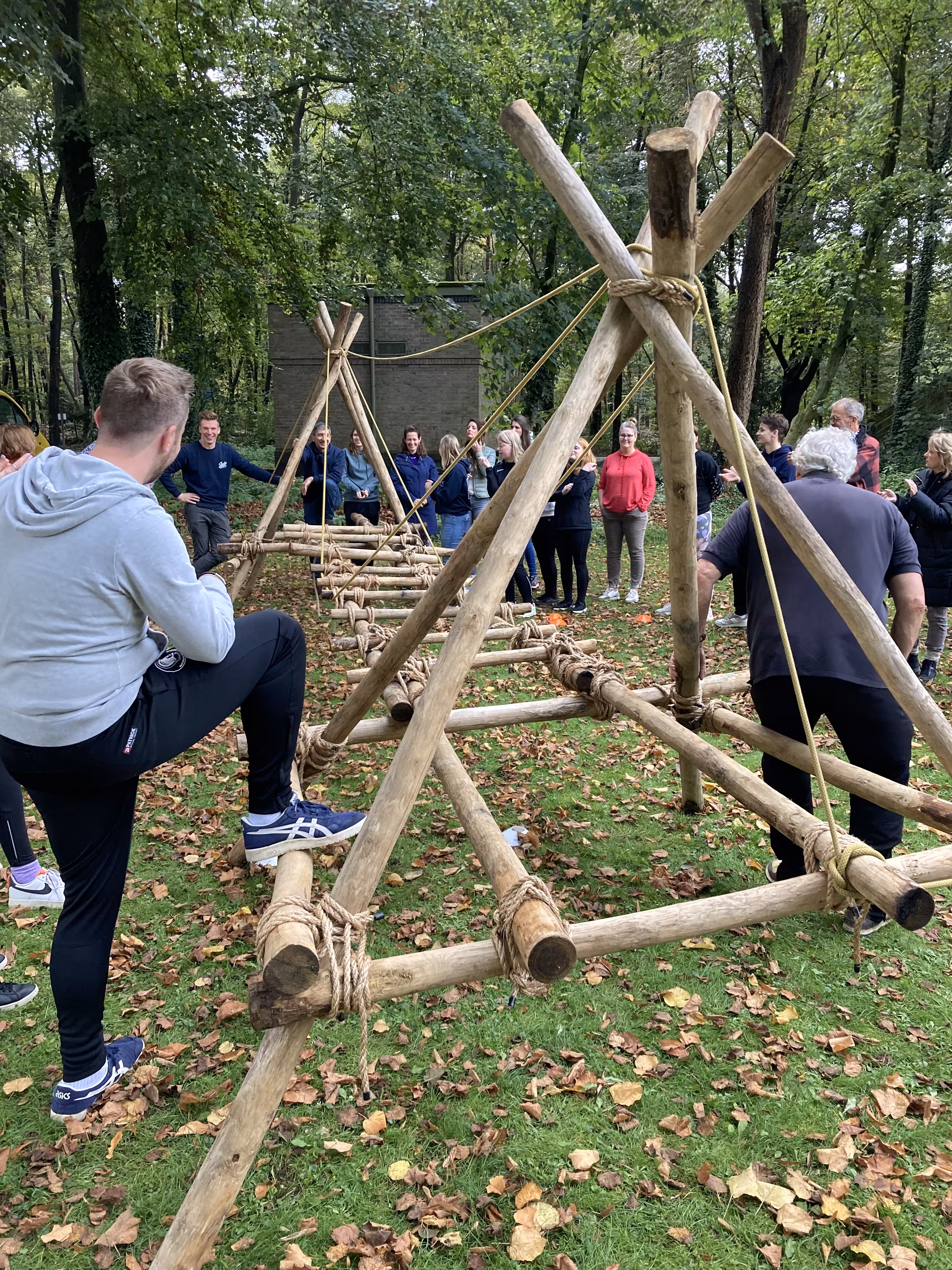 BuitenEvents verzorgt de workshop brug bouwen en de brug is klaar om overheen te lopen
